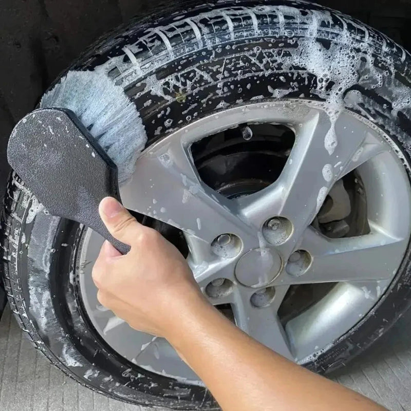 Car wheel cleaning brush with short handle